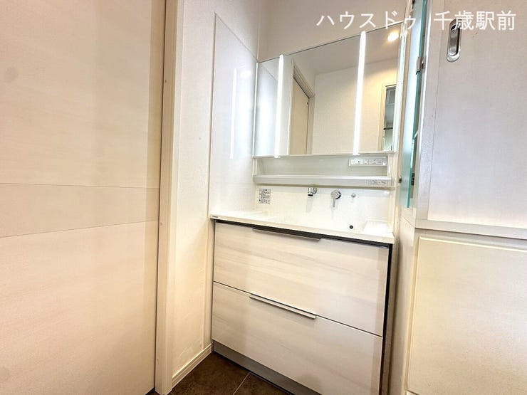 ☆3面鏡の洗面台を採用!鏡裏収納で洗面まわりがすっきり♪