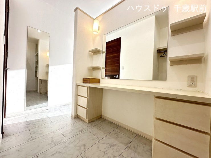 ☆1階8.35帖の洋室には奥様が嬉しいパウダールームあり☆