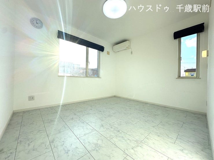 ☆2面採光の洋室は、明るく風通しの良い空間に♪