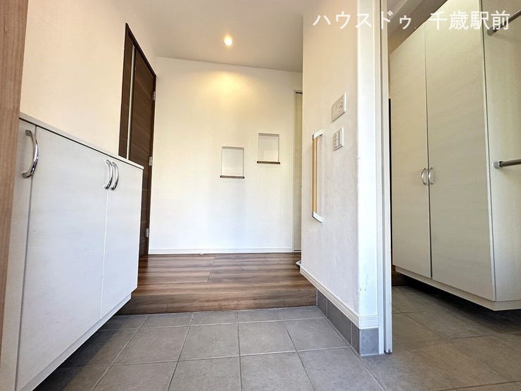 ☆玄関には靴やアウトドア用品をスッキリ収納できるシューズクローク付き♪