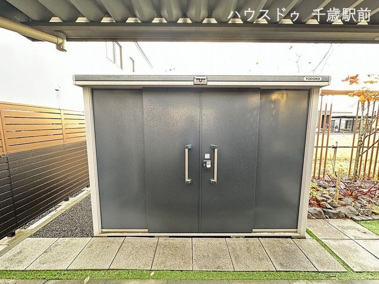 ☆屋外には便利な物置付き!季節用品やアウトドアグッズの収納に最適♪