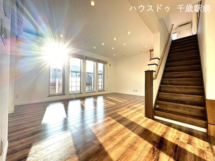 ☆リビングには季節問わず快適に過ごせるエアコン付き♪