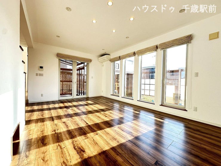 ☆大きな窓からテラスへ自然につながる設計で、明るく心地よいリビング空間に♪