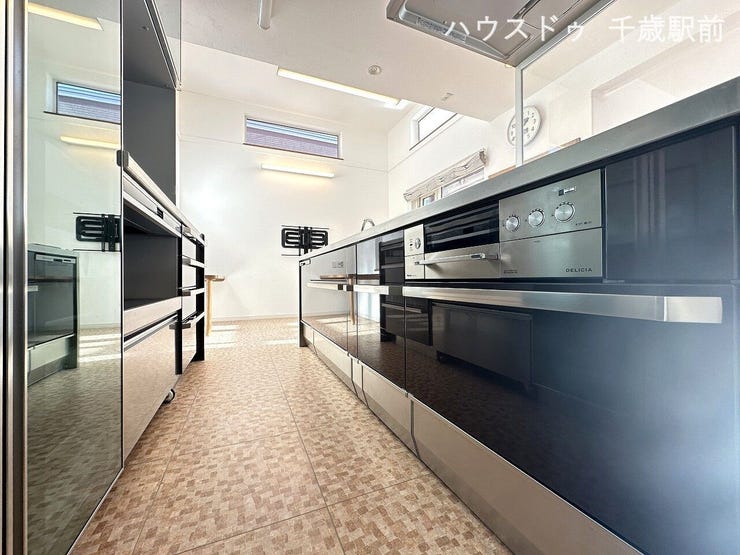 ☆食器洗浄機付きのワイドキッチン☆
☆キッチン背面には食器棚と外気と同温度になるパントリ―完備♪