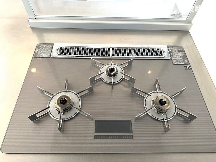 ☆3口ガスコンロ付きで、同時調理がスムーズに♪