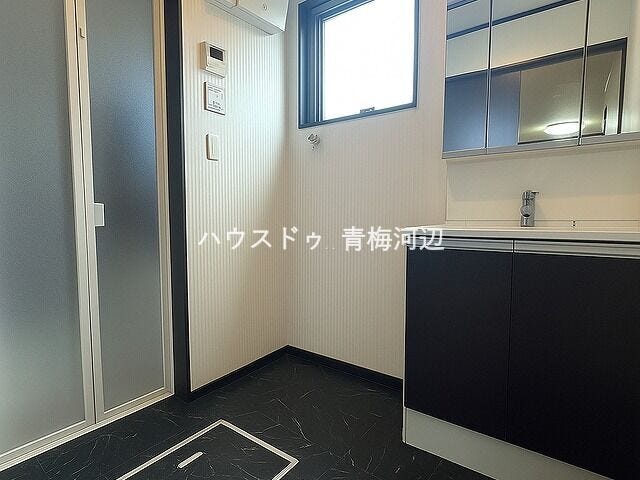 洗面所:毎日お使いになる洗面所は、明るく清潔感のあるスペースです!
※一部CG家具消し加工処理をしています。