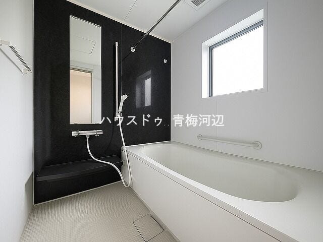 浴室:明るく清潔感のある浴室になります。窓があることで湿気がこもりにくく、お掃除もしやすいですね。壁に手すりが付いているので浴槽から立ち上がる際も安心です。
※一部CG家具消し加工処理をしています。