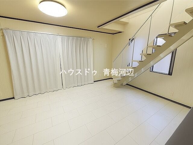 リビング:ナチュラルな雰囲気のフローリングですので家具やインテリアなども合わせやすいです。お洒落な階段です♪
※一部CG家具消し加工処理をしています。