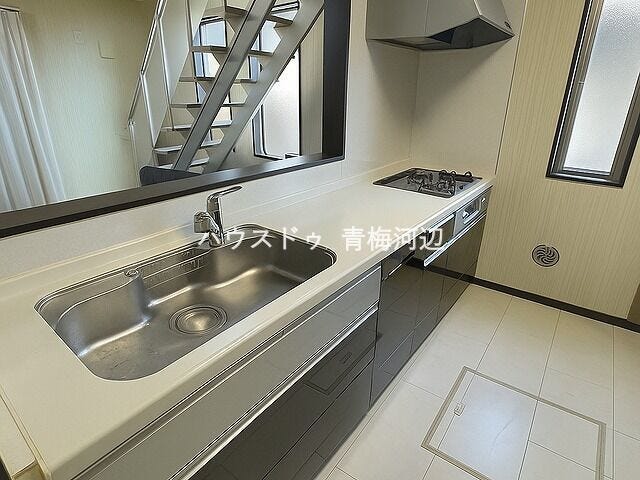 キッチン:小窓が付いた明るく作業のしやすいキッチンスペースになります。カウンターキッチンなのでリビングを見渡せます。
※一部CG家具消し加工処理をしています。