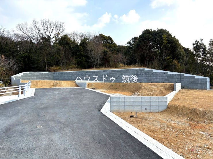 高低差を活かした造成地。擁壁施工済で安心の敷地形状です