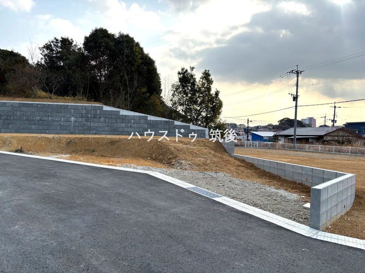 敷地全体を正面から撮影。建物配置のイメージがしやすい区画です