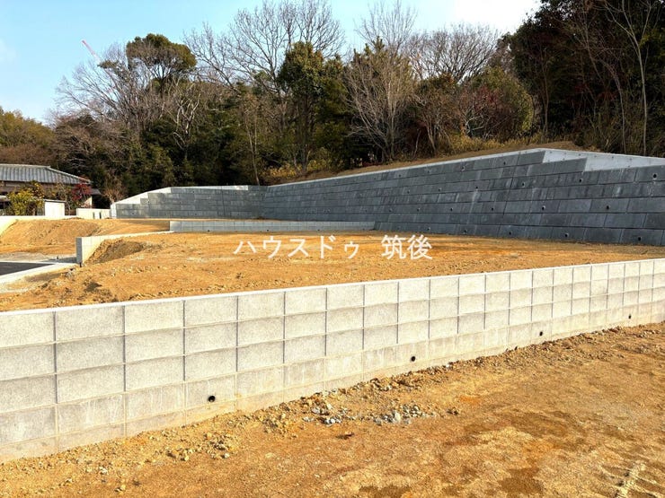 奥行きのある敷地形状。駐車場や庭スペースも検討しやすい区画です