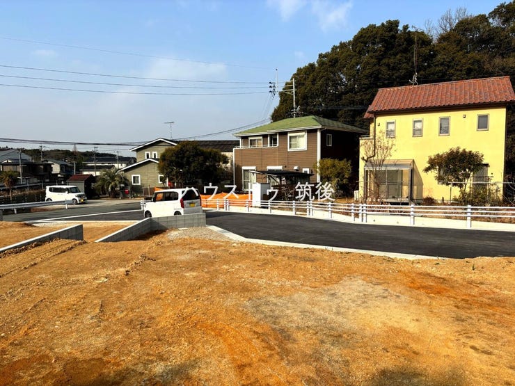 前面道路と周辺住宅街の様子。落ち着いた住環境が広がります