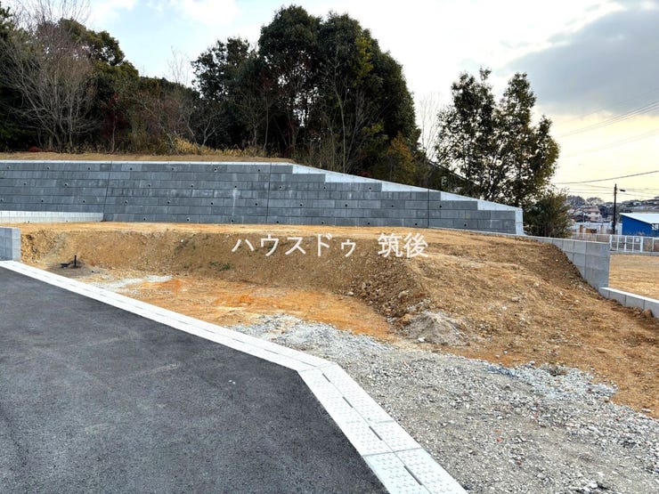 敷地と擁壁の位置関係。境界が明確でプランニングしやすい形状です