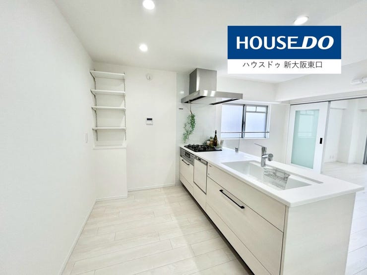 【新調】
食洗器つき
白がまぶしいシステムキッチン