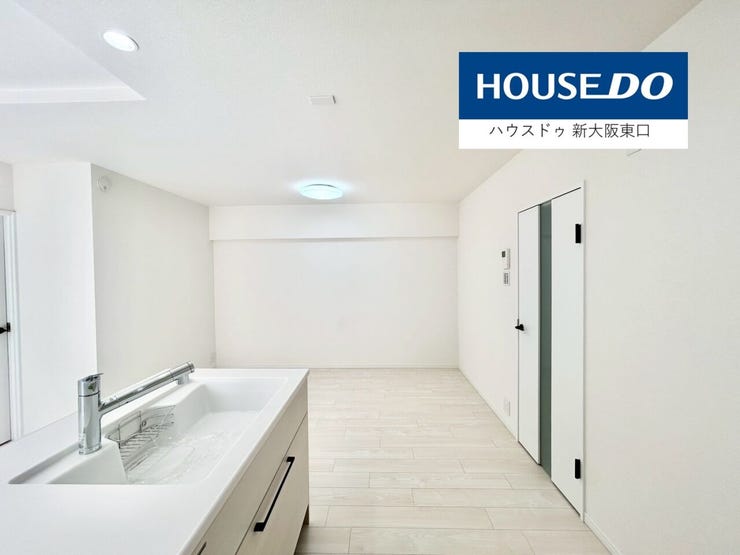 大きめのダイニングテーブルと、家族でゆったりくつろげるソファーセットが置けますね