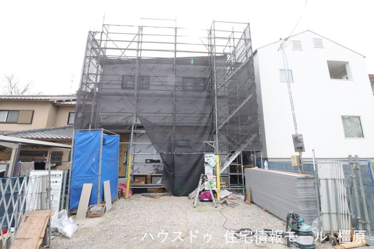 駐車スペースは並列で3台分を確保いたします。大型車でも安心の広さがございます(2026年2月5日撮影)