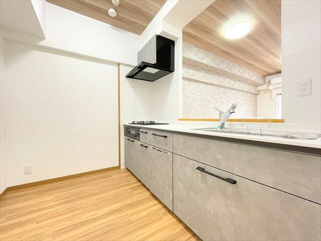 調理動線を考慮したシステムキッチンで、快適にお料理ができます。
まっすぐに伸びた水平ラインが美しく無駄の無い空間を演出しています。