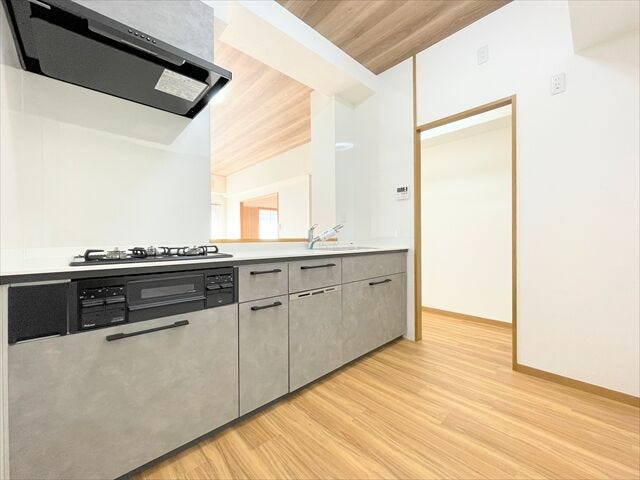 お料理をしながら、お子さんの様子が見れる対面キッチンです◎
カウンターキッチンは家族とコミュニケーションを取りながら調理ができます。