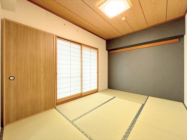 柔らかであたたかな感触の畳は
ほどよく湿気を吸ってくれるので、直接肌に触れても快適です。
お昼寝の場所にも最適です。