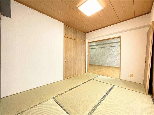 リビングとつながる畳敷きのお部屋は、
お客さまが遊びに来た時にも使えますし、
ちょっと疲れた時にお昼寝できるのもうれしいですね。