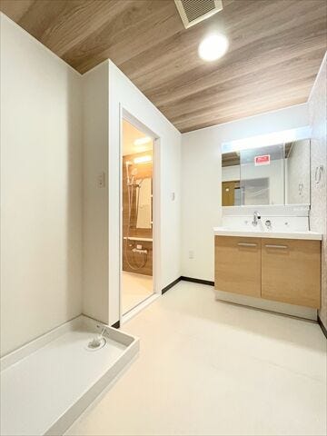 洗濯機のまわりにラックを設置してもいいですね。
洗濯用洗剤や柔軟剤、洗濯カゴなど、洗濯にまつわるグッズを置くことで
家事がスムーズにできそうです。