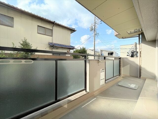 洗濯物を干すだけではなく、おしゃれに活用できれば生活がもっと豊かになります。
光もたっぷり差し込むため、部屋の奥まで自然光が明るく照らします。