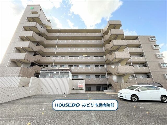 【外観】
【シティコーポ平手南】
地上7階建、総戸数37戸のマンションになります。
・スーパーマーケットバロー 鳴海店まで徒歩8分(約590m)
・ツルハドラッグ篭山店まで徒歩4分(約300m)