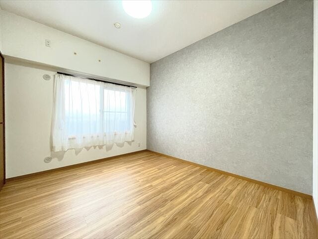 アクセントクロスで、
お部屋に落着き感のある大人の空間を演出。
外からの採光を取り入れることが出来るデザイン性の高い空間です。