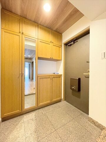 玄関には収納棚が設置されています。
家族全員分の靴など片付けておけるので
スッキリとした空間を保てます◎