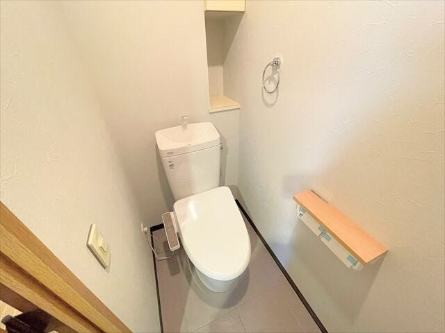 【ウォシュレット機能付きトイレ】