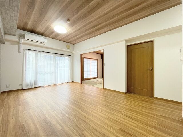 ワイドな窓からの採光が気持ち良いリビング空間◎