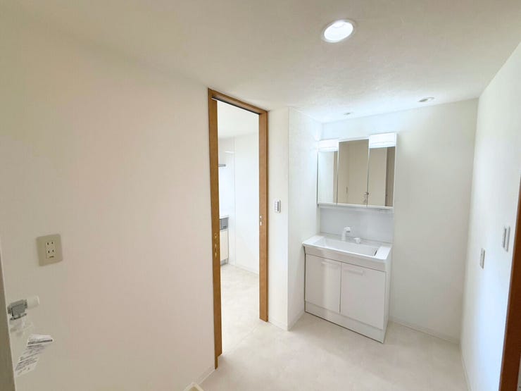 洗面台は横顔もチェックしやすい3面の鏡。鏡後ろは収納スペースとなっており、歯ブラシなどをしまえて便利です。また、洗面下にも収納スペースがあり、入浴剤やお風呂用洗剤などをしまっておけます。