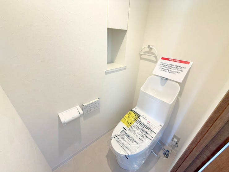 シンプルな内装と清潔感のある白いトイレ。毎日のトイレタイムは落ち着ける空間がいいですよね。トイレは新品ですので、新生活を気持ちよくスタートできますよ♪
