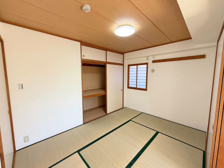 約6帖和室。座卓やこたつを置けば居間や客間として使用でき、布団を敷けば「寝室」としても使用可能♪使い勝手がいいのが和室の良さです。収納スペース付き♪