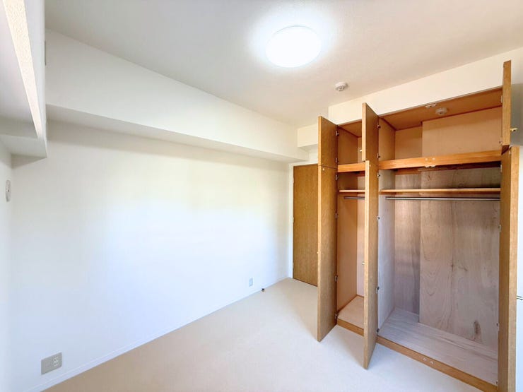約6帖洋室。大小異なる2つのクローゼット付♪衣類を収納する用、カバンや靴などの小物、普段使いしている日用品などを収納する用とで分けて使えるのがうれしいポイント♪