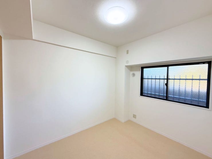 約4.8帖洋室。自分だけの個室があるって素敵ですよね。勉学に没頭したり、じっくり読書を楽しんだり、音楽にひたったり。そんな満ち足りた日々を過ごすプライベート空間を。