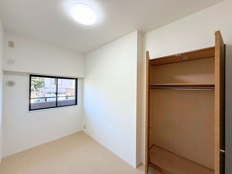 約4.1帖洋室。たっぷりしまえるクローゼット付で毎日のコーディネートが楽しくなります。「今日は何を着ようかな?」心をウキウキさせながら、お気に入りの服を選ぶ楽しみを。