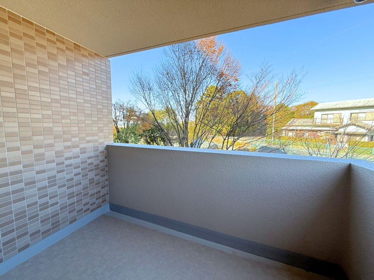 北側バルコニー。南側のバルコニーと合わせて、2か所バルコニーがあるので、使い方いろいろ!陰干ししたいお洋服を干したり、椅子を置いてのんびり読書したりなど♪