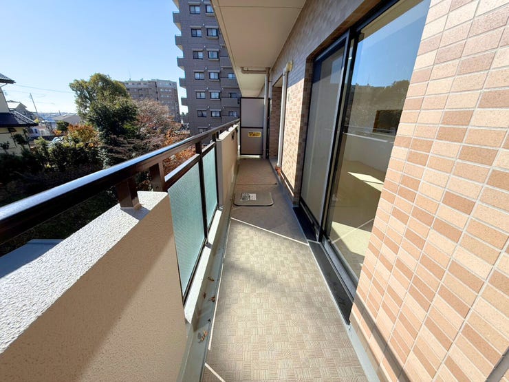 たっぷり洗濯物が干せるバルコニー(南向き)。バルコニーの手すり壁に窓があることで、光や風を取りこみやすく開放感があります♪また、室内が見えにくいタイプなので視線も気になりにくいです♪