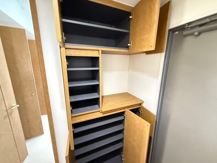 玄関収納。玄関がスッキリ片付く収納スペース付き♪たっぷり収納できると新しい靴が欲しくなりそう♪また、見やすい収納はお出掛け時の靴選びも楽しくなりそうです。