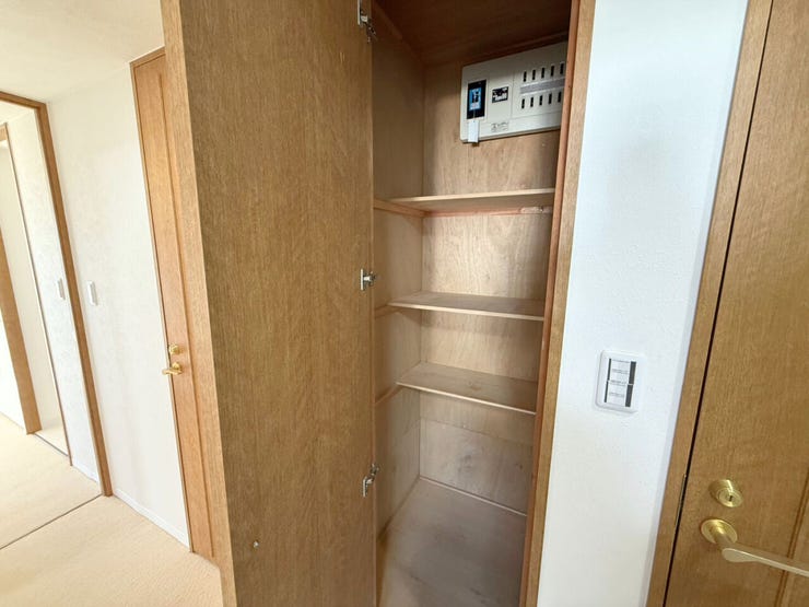 廊下収納。掃除用具やトイレットペーパーなどの日用品をしまえて便利♪居室の収納とは別に収納スペースがあることで、気兼ねなくサッとしまえてサッと取り出せるのがうれしいポイント♪