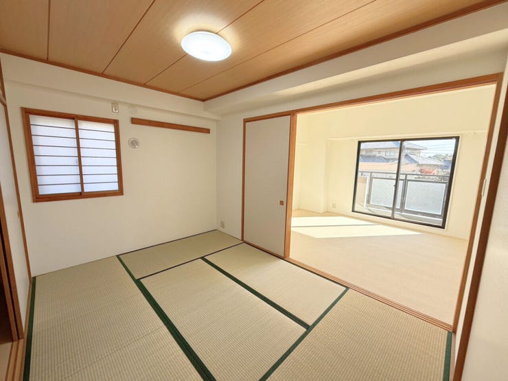 約6帖和室、別角度。夏場は涼しく感じられ、冬場は足元の冷えを和らげてくれる畳は、フローリングに比べて足音が響きにくく、また転倒しても怪我をしにくい利点があります。