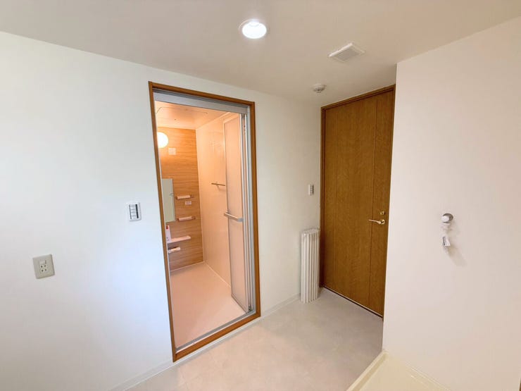 廊下側とキッチン側の2か所から出入り可能な洗面所です。