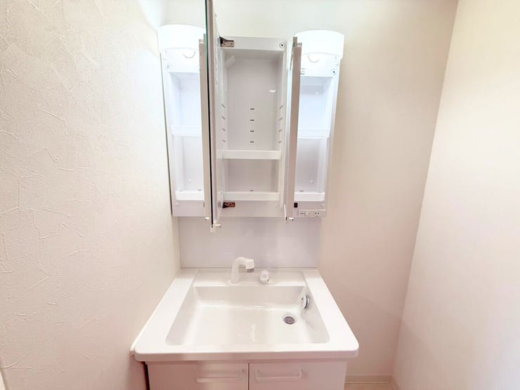 洗面台鏡裏の収納は歯ブラシ、化粧品、シェーバーなどの日用品をスマートに収納できるため、洗面台周りがごちゃつかず、来客時にも生活感を出さずに済みます。