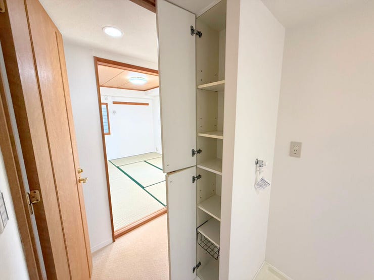 シャンプー・コンディショナーなどのストック品や洗濯洗剤、お気に入りの入浴剤などをしまっておける洗面所内の収納♪ごちゃつきがちな洗面所もスッキリ収納可能です♪