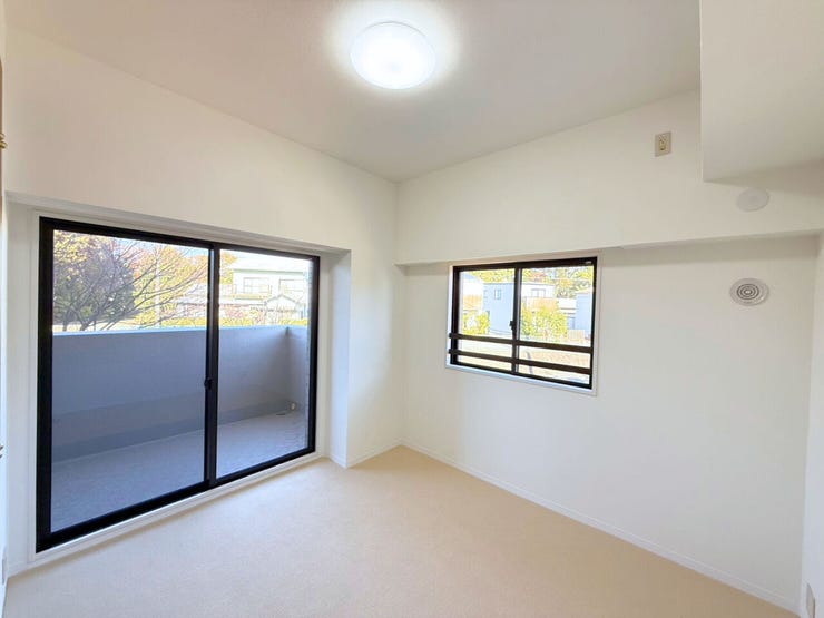 約6帖洋室、別角度。家具やインテリアなどを合わせやすいシンプルな内装はコーディネートの幅が広がります。自分らしさあふれる好きなものを詰め込んだ癒しのプライベート空間をつくる楽しさを。