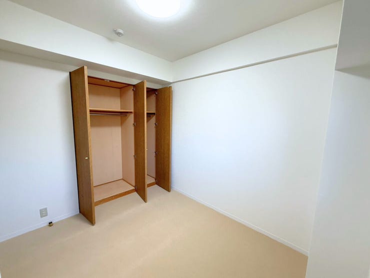 約4.8帖洋室、別角度。「ランプはどんなデザインにしようかな?」「ベッドのサイズはどれくらいがいいだろう?」など、自分の部屋になったらどのようにレイアウトしようかと楽しく想像してみてください。