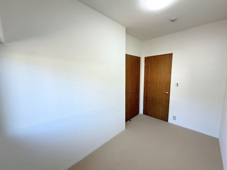 約4.1帖洋室、別角度。1日で一番心安らぐ場所。そんなお部屋を作りませんか?自分の好きなこと、好きなものでお部屋をいっぱいにし、誰にも邪魔されない空間を。