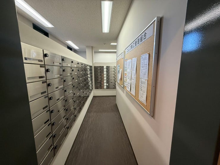 集合ポスト。大事な書類や手紙が届く場所だから、鍵付きのポストが安心でうれしい♪また、屋内にあるので雨風が入ってくる心配も軽減されます。